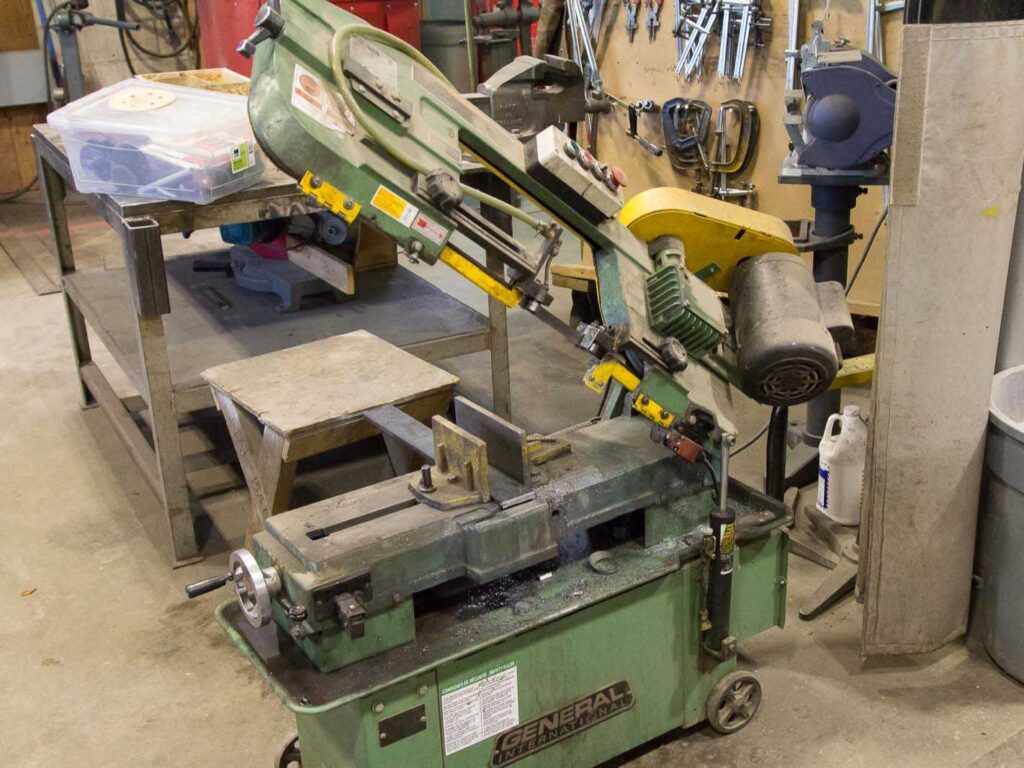 Horizontal metal bandsaw